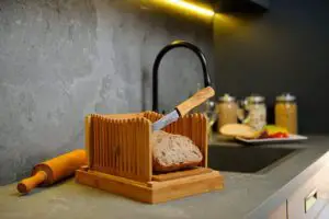 adjustable width bread slicer